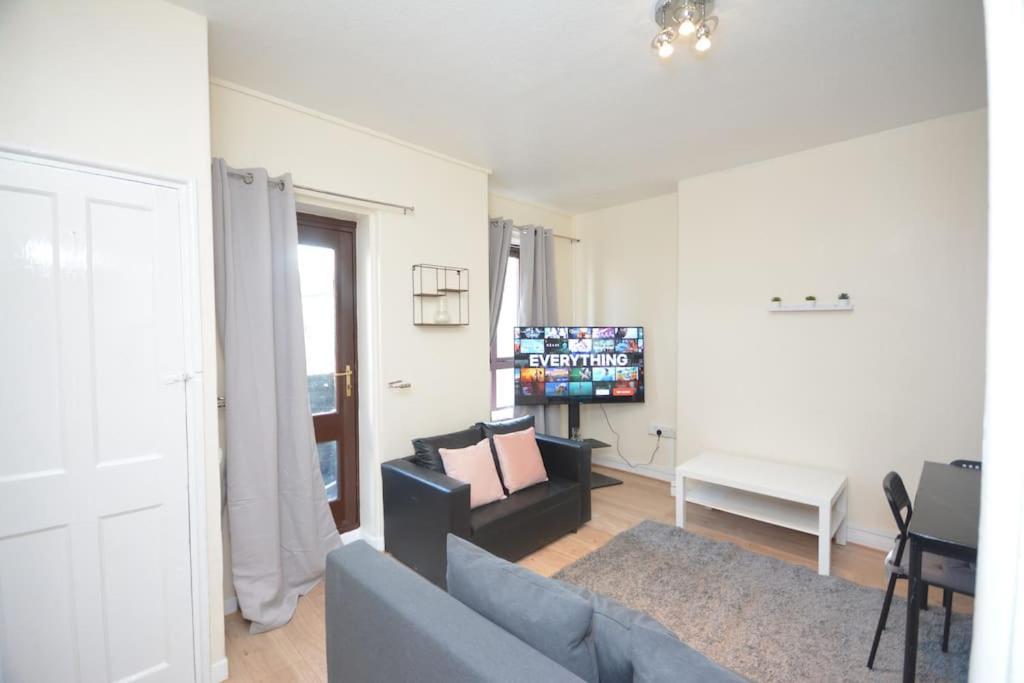 Lovely 4 Bedroom Apartment Close To The City Walking Distance From The Rivere View London Exterior foto