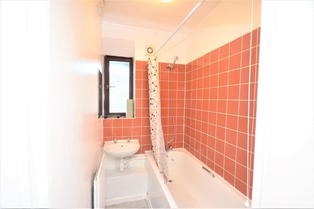 Lovely 4 Bedroom Apartment Close To The City Walking Distance From The Rivere View London Exterior foto
