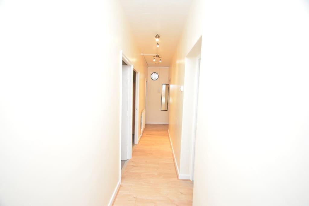 Lovely 4 Bedroom Apartment Close To The City Walking Distance From The Rivere View London Exterior foto