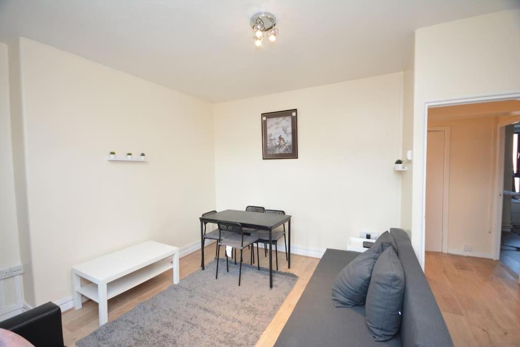 Lovely 4 Bedroom Apartment Close To The City Walking Distance From The Rivere View London Exterior foto