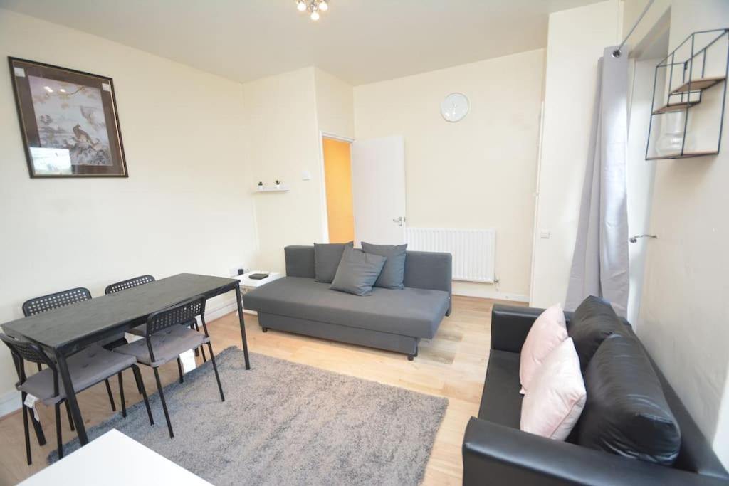 Lovely 4 Bedroom Apartment Close To The City Walking Distance From The Rivere View London Exterior foto