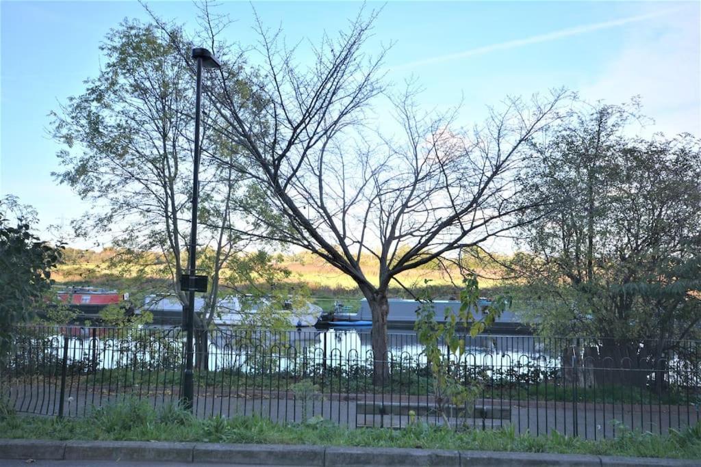 Lovely 4 Bedroom Apartment Close To The City Walking Distance From The Rivere View London Exterior foto