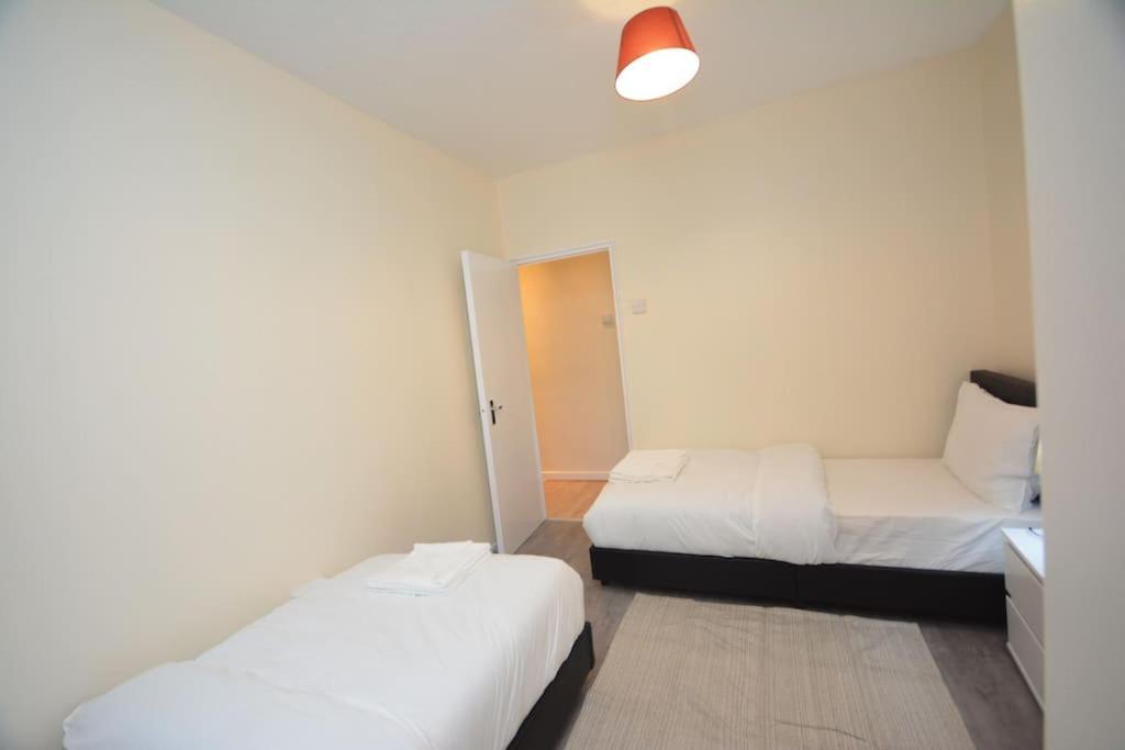 Lovely 4 Bedroom Apartment Close To The City Walking Distance From The Rivere View London Exterior foto