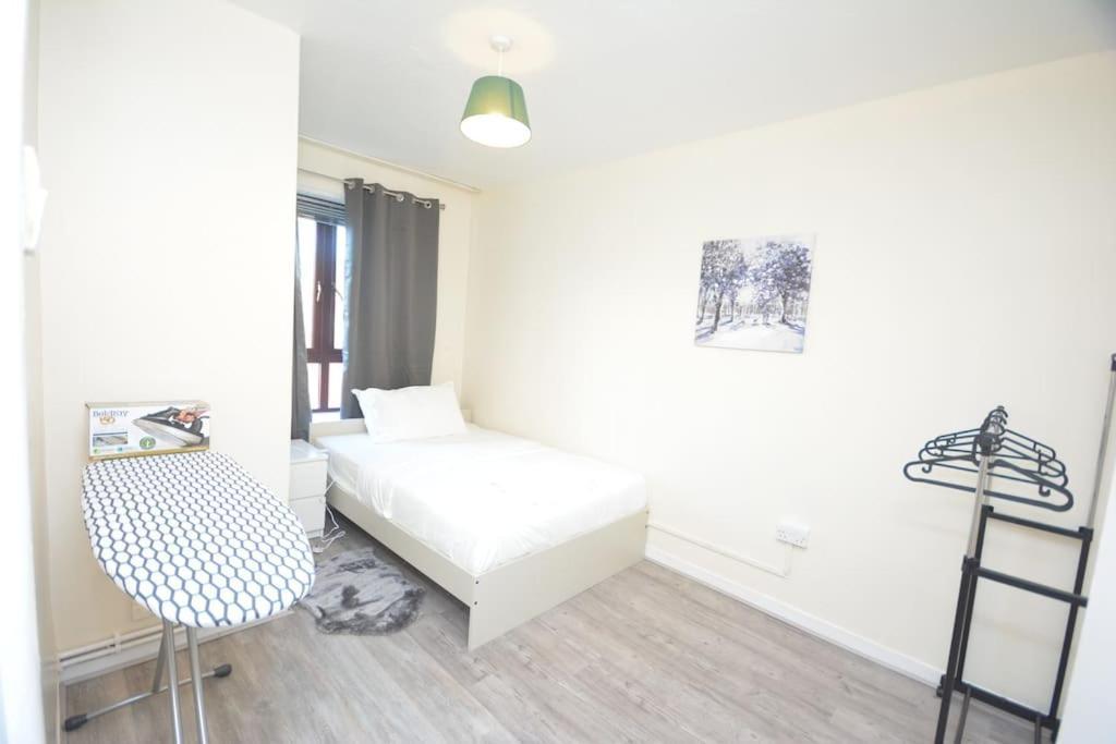 Lovely 4 Bedroom Apartment Close To The City Walking Distance From The Rivere View London Exterior foto