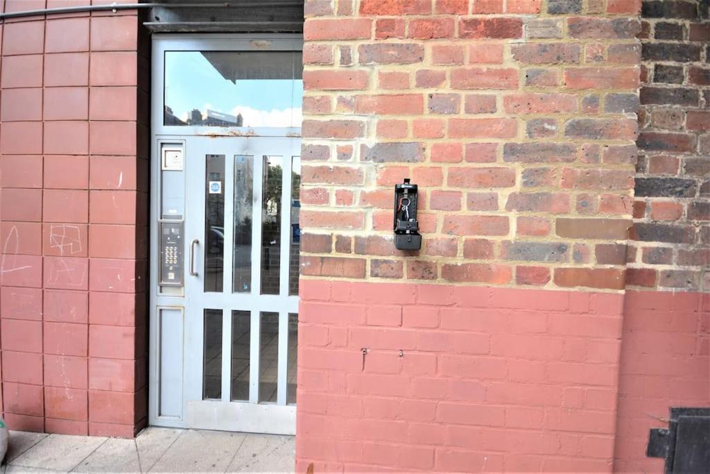 Lovely 4 Bedroom Apartment Close To The City Walking Distance From The Rivere View London Exterior foto