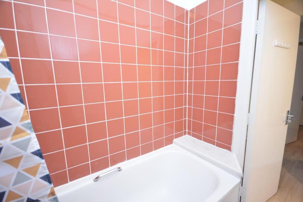Lovely 4 Bedroom Apartment Close To The City Walking Distance From The Rivere View London Exterior foto