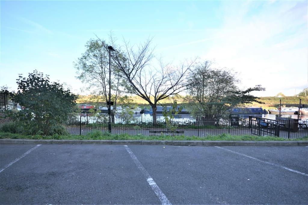 Lovely 4 Bedroom Apartment Close To The City Walking Distance From The Rivere View London Exterior foto
