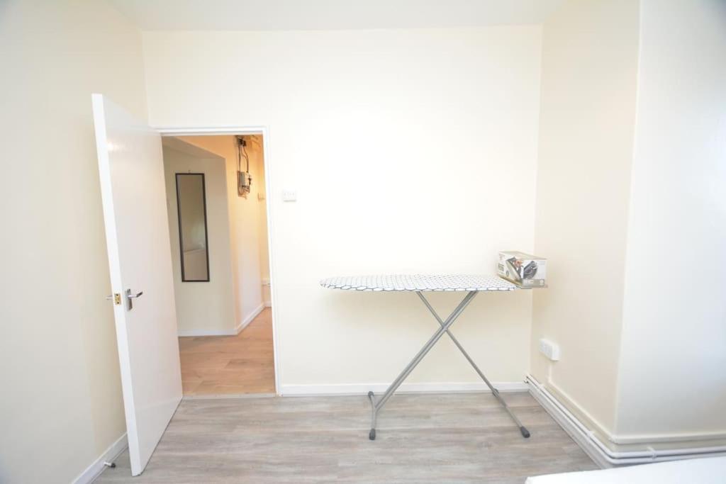 Lovely 4 Bedroom Apartment Close To The City Walking Distance From The Rivere View London Exterior foto