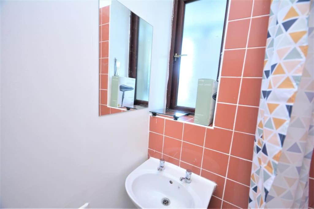Lovely 4 Bedroom Apartment Close To The City Walking Distance From The Rivere View London Exterior foto